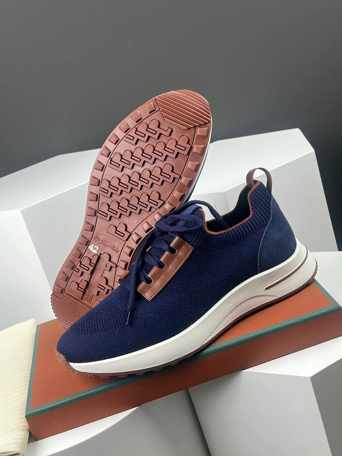 Factory price 420💰L men's shoes💰New product on sale Loro men's shoes💰iana knitted sneakers｜Made of Wish wool blended fabric｜The upper is made of unique knitted fabric production technology｜Comprehensive one-to-one restoration of the counter process｜Additional original molded rubber three-color combination technology outsole｜Size: 39-44 (customized at 45.46)